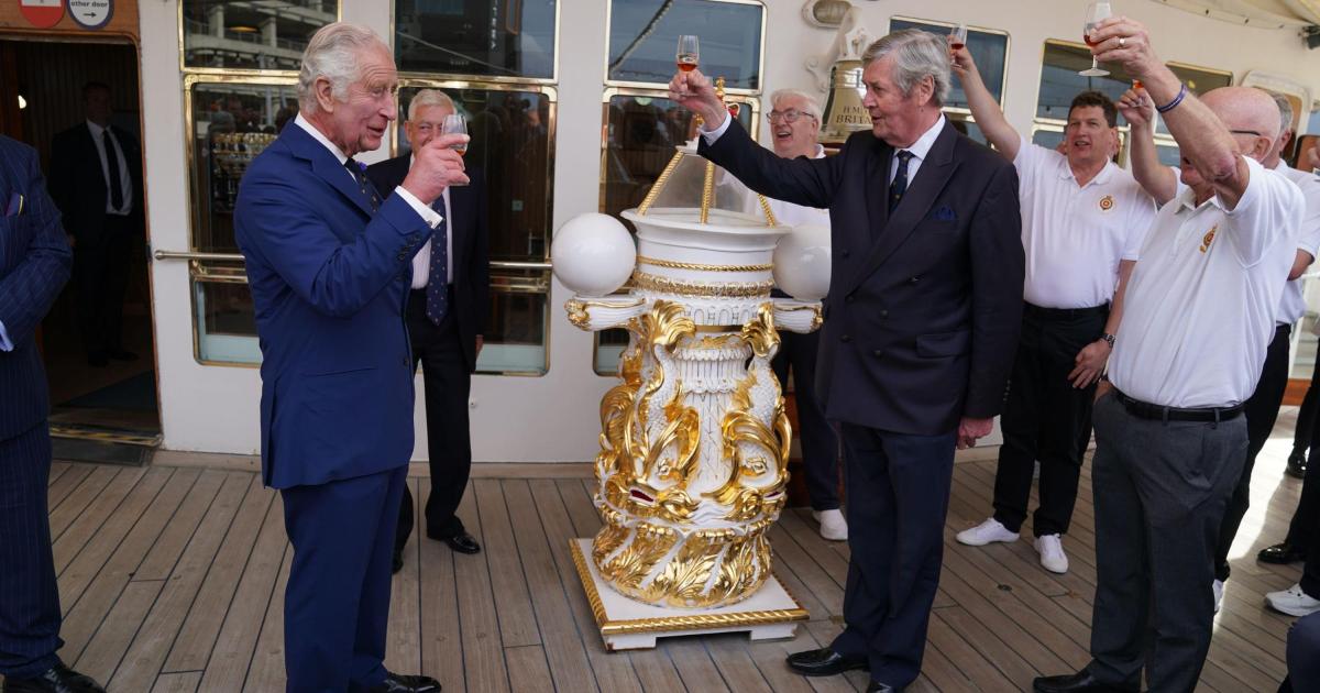 King enjoys tot of rum with former Royal Yacht Britannia sailors - Vimarsana News